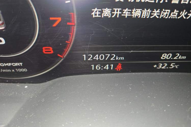 Used Audi Q7 2016 40 TFSI Comfort Model Odometer Close Up