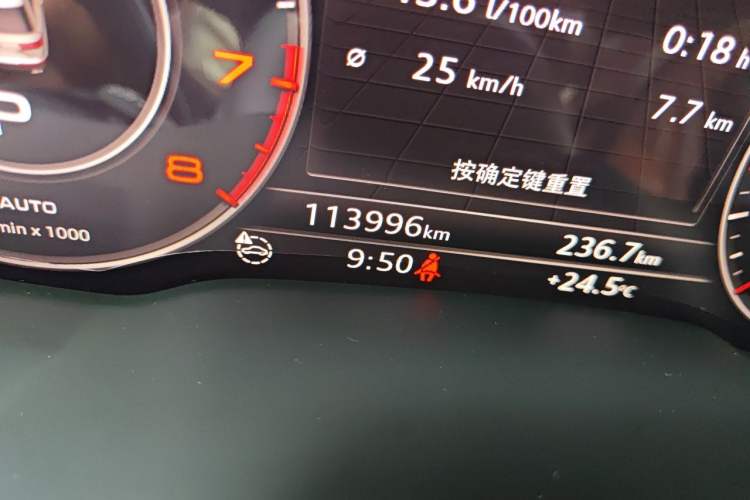 Used Audi Q7 2016 40 TFSI Comfort Model Odometer Close Up