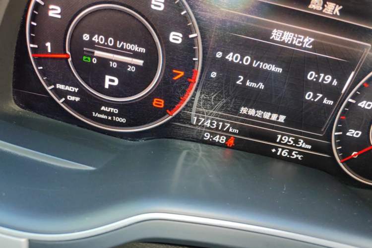 Used Audi Q7 2016 40 TFSI Comfort Model Odometer Close Up