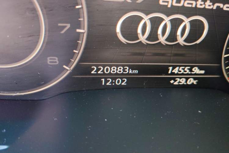 Used Audi Q7 2016 40 TFSI Comfort Model Odometer Close Up