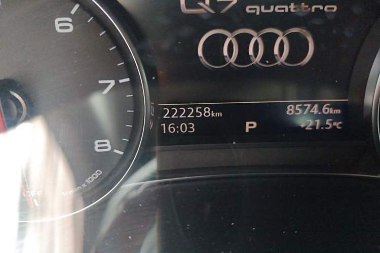 Used Audi Q7 2016 40 TFSI Comfort Model Odometer Close Up