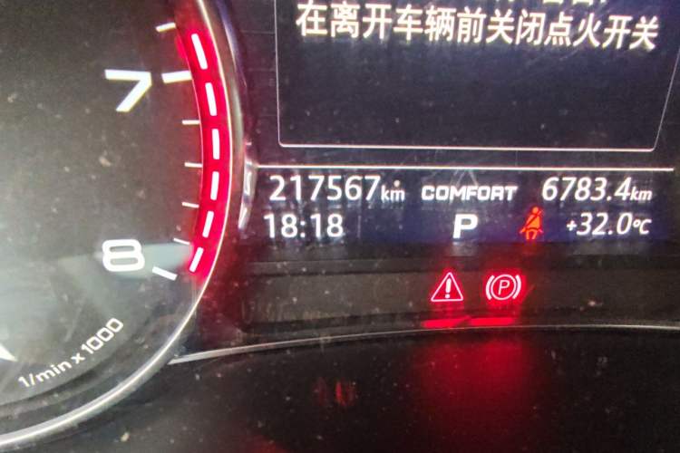 Used Audi Q7 2016 40 TFSI Comfort Model Odometer Close Up