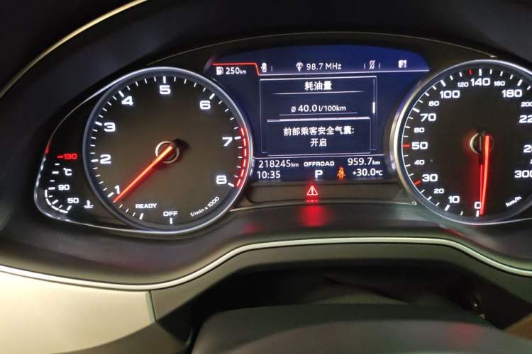 Used Audi Q7 2016 40 TFSI Comfort Model Odometer Close Up