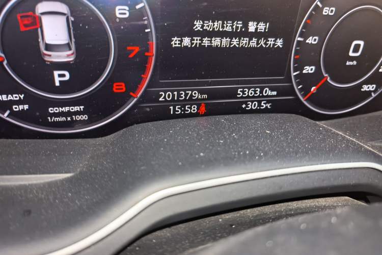 Used Audi Q7 2016 40 TFSI Comfort Model Odometer Close Up