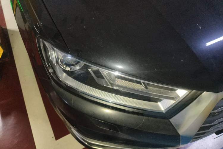 Used Audi Q7  Right Front Headlight