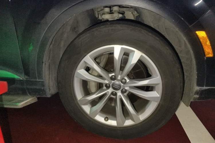 Used Audi Q7  Right Front Wheel Hub