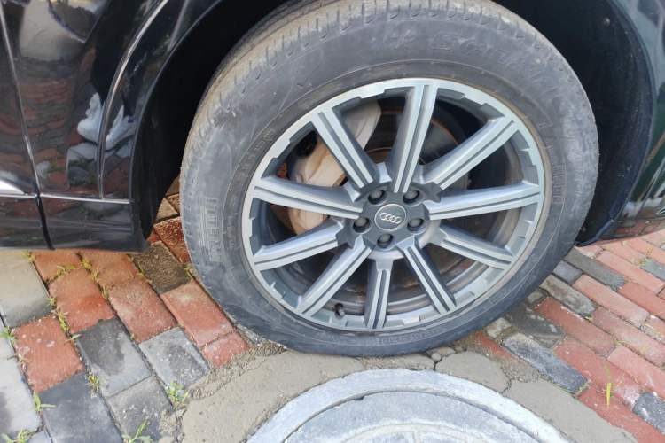 Used Audi Q7 2016 40 TFSI Comfort Model Right Front Wheel Hub