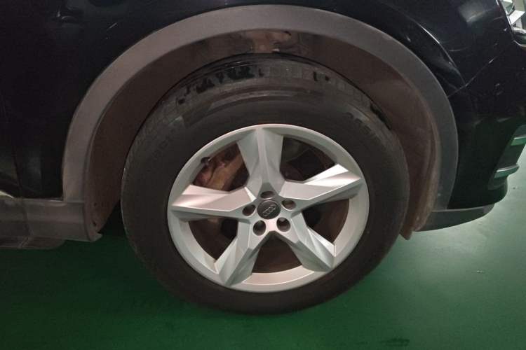 Used Audi Q7  Right Front Wheel Hub