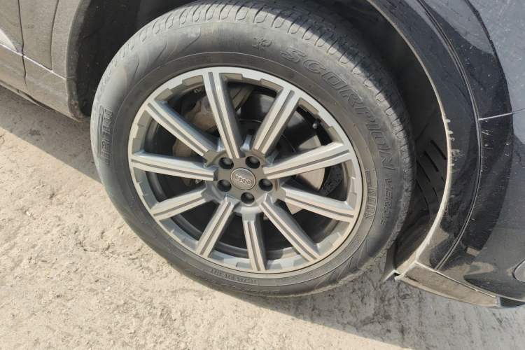 Used Audi Q7  Right Front Wheel Hub