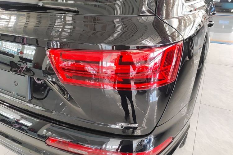 Used Audi Q7 2016 40 TFSI Comfort Model Right Rear Taillight