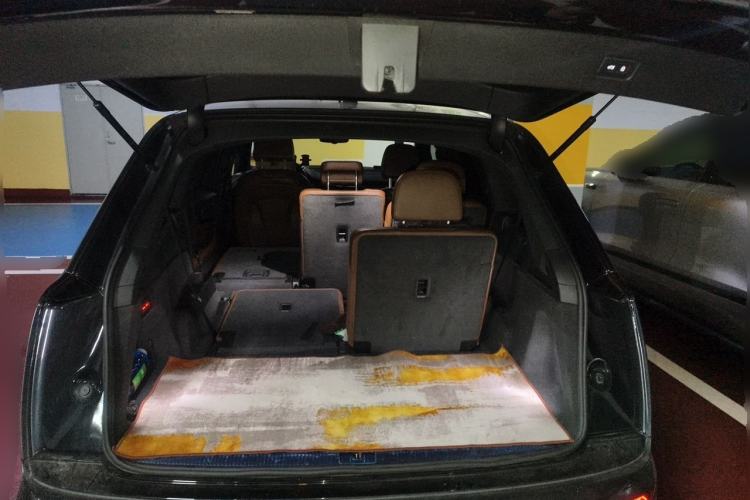 Used Audi Q7  Trunk