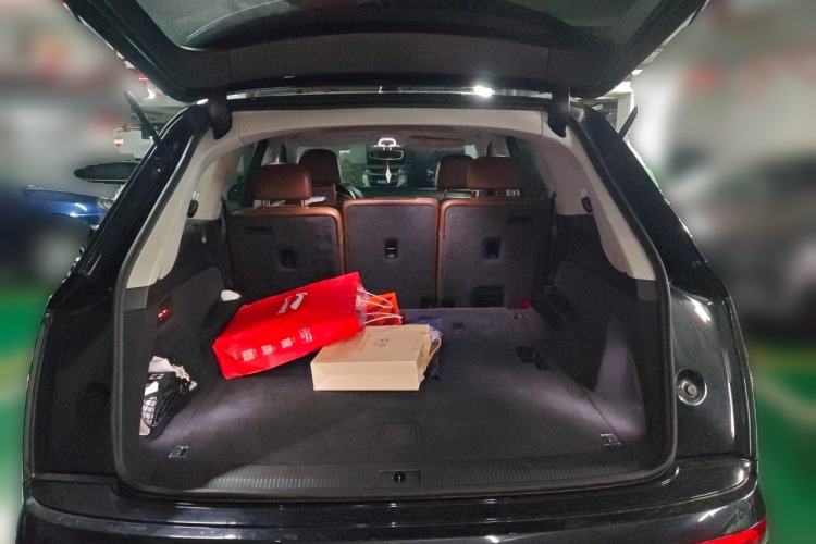 Used Audi Q7  Trunk