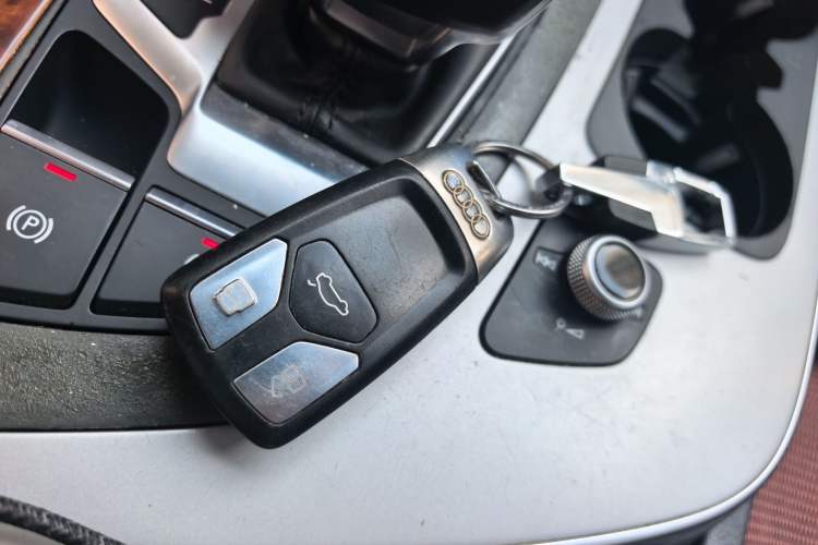 Used Audi Q7 2016 40 TFSI Comfort Model Vehicle Key