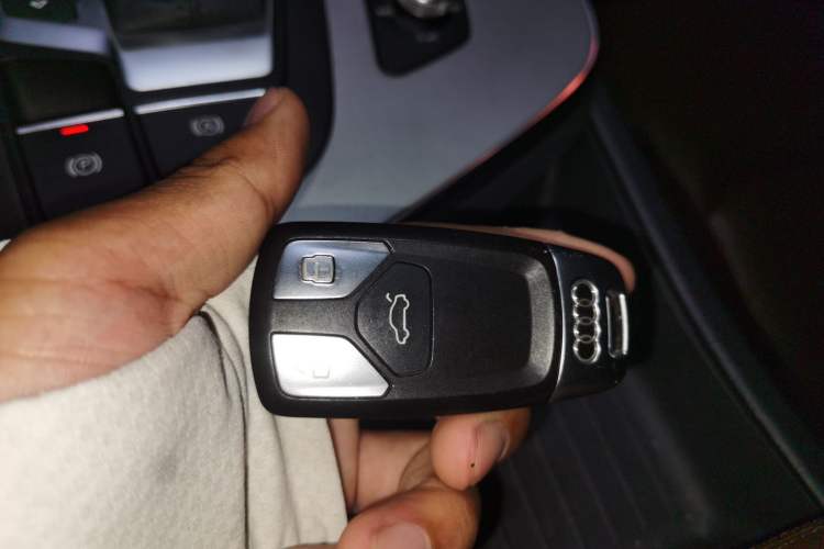 Used Audi Q7 2016 40 TFSI Comfort Model Vehicle Key