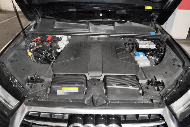 Used Audi Q7  Engine Bay