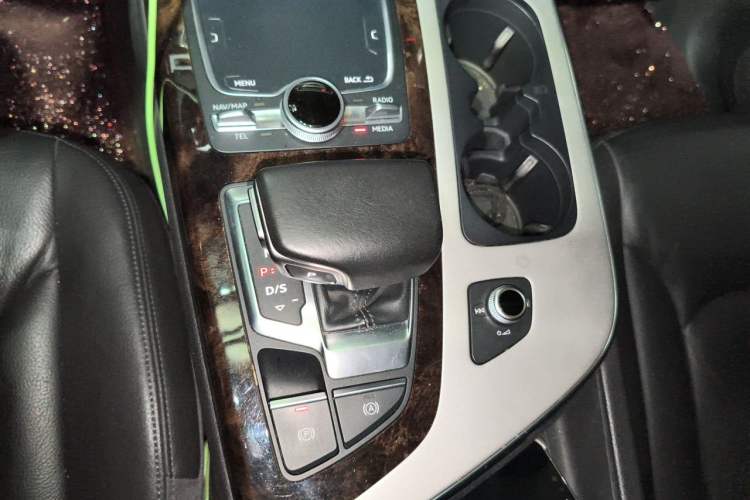 Used Audi Q7  Gear Lever