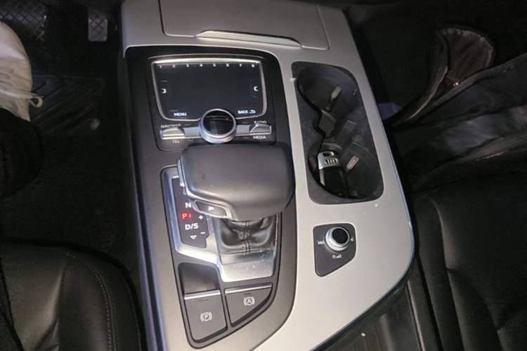 Used Audi Q7 2016 40 TFSI Comfort Model Gear Lever