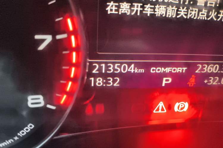 Used Audi Q7 2016 40 TFSI Comfort Model Odometer Close Up