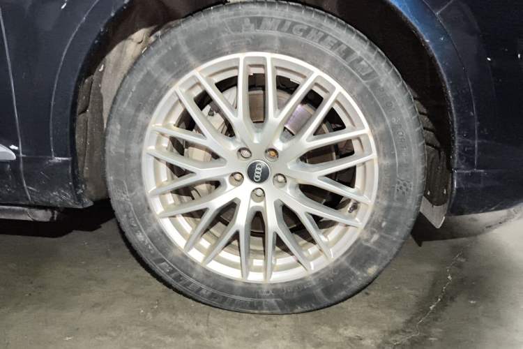 Used Audi Q7  Right Front Wheel Hub