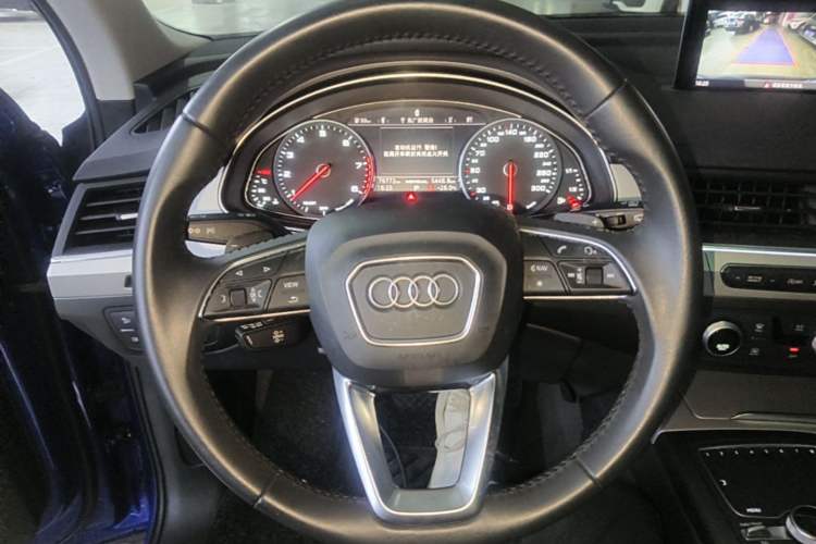 Used Audi Q7 2016 40 TFSI Comfort Model Steering Wheel