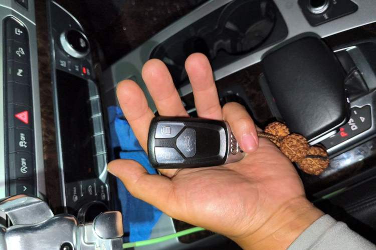 Used Audi Q7  Vehicle Key