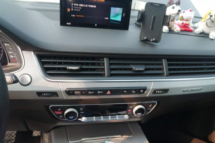 Used Audi Q7 2016 40 TFSI Comfort Model Audio And AC Panel