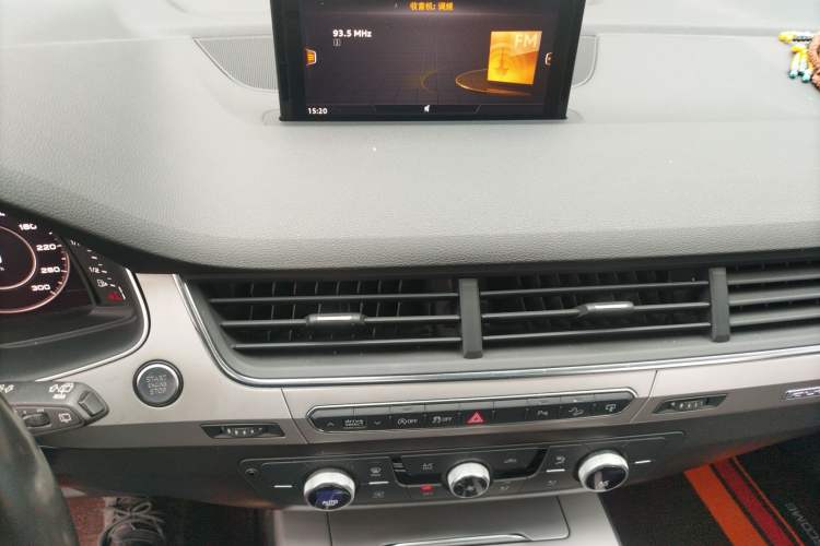 Used Audi Q7 2016 45 TFSI Technology Edition Audio And AC Panel