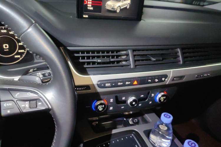 Used Audi Q7 2016 45 TFSI Technology Edition Audio And AC Panel