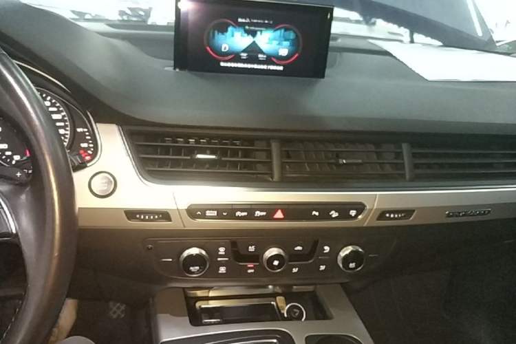 Used Audi Q7 2016 40 TFSI Comfort Model Audio And AC Panel