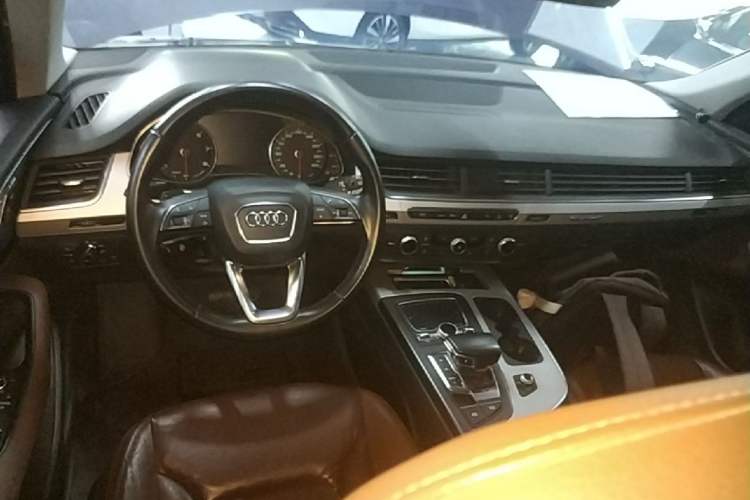 Used Audi Q7 2016 40 TFSI Comfort Model Center Console