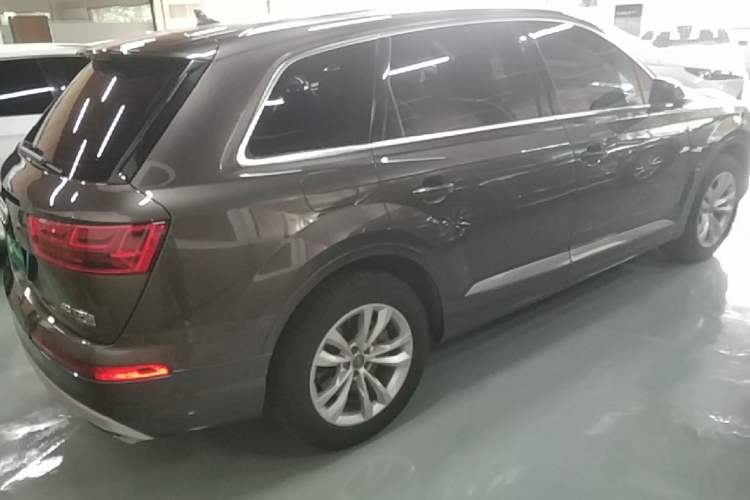 Used Audi Q7 2016 40 TFSI Comfort Model Rear Right 45 Deg