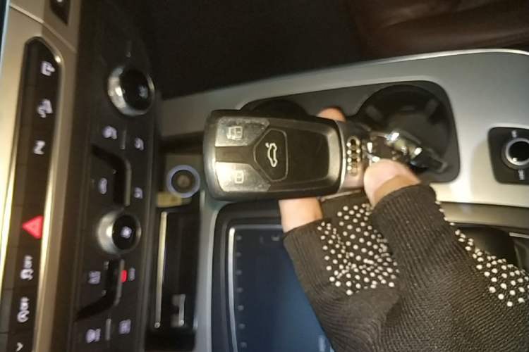 Used Audi Q7 2016 40 TFSI Comfort Model Vehicle Key