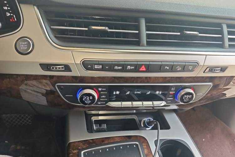 Used Audi Q7 2016 45 TFSI Technology Edition Audio And AC Panel
