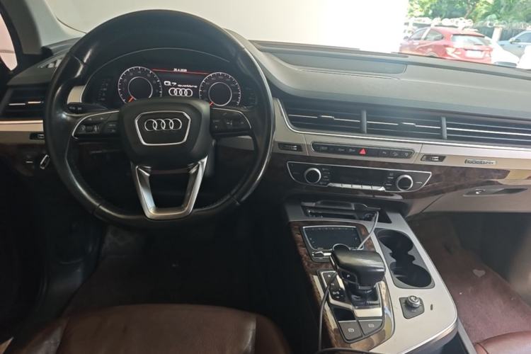 Used Audi Q7 2016 45 TFSI Technology Edition Center Console
