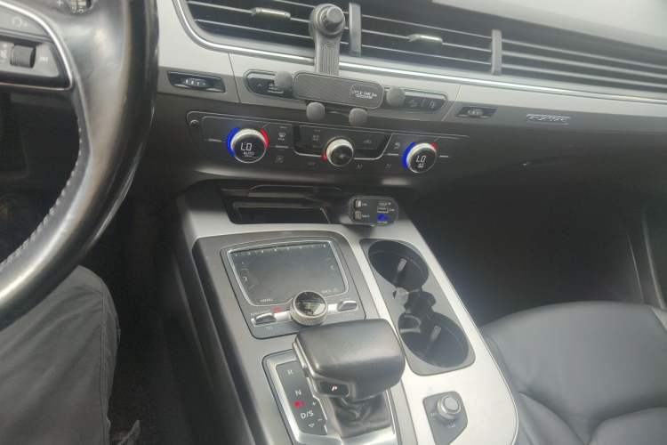 Used Audi Q7 2016 40 TFSI Comfort Model Audio And AC Panel