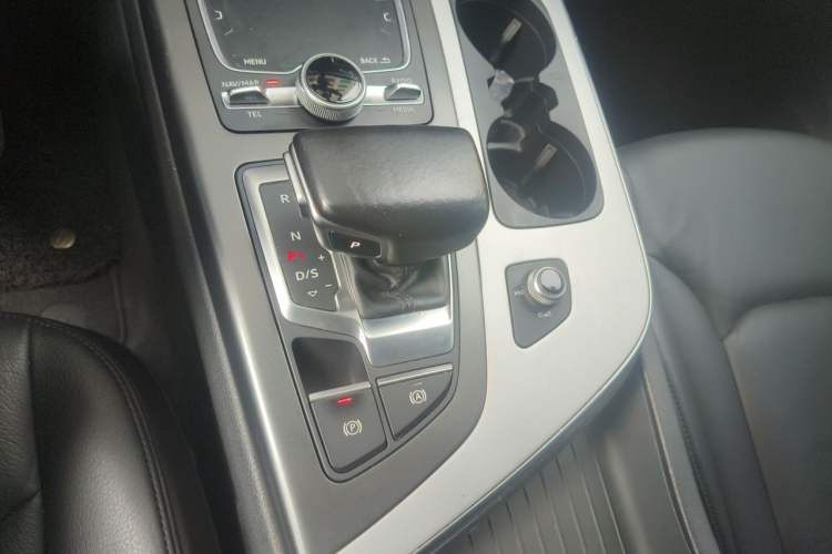 Used Audi Q7 2016 40 TFSI Comfort Model Gear Lever