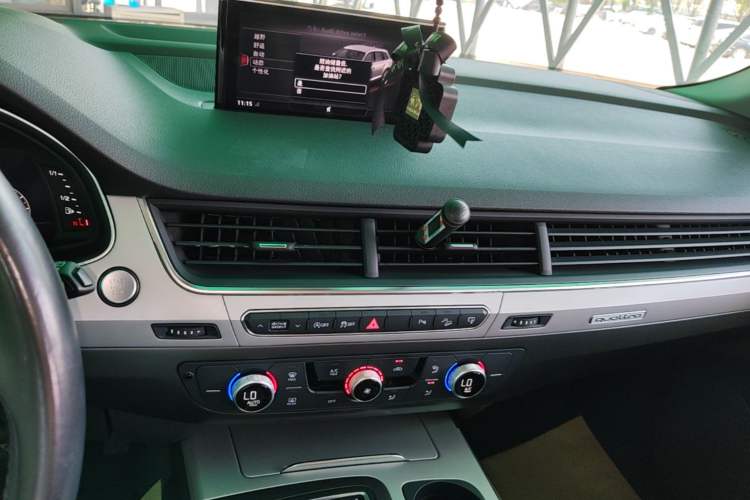 Used Audi Q7 2016 40 TFSI Comfort Model Audio And AC Panel