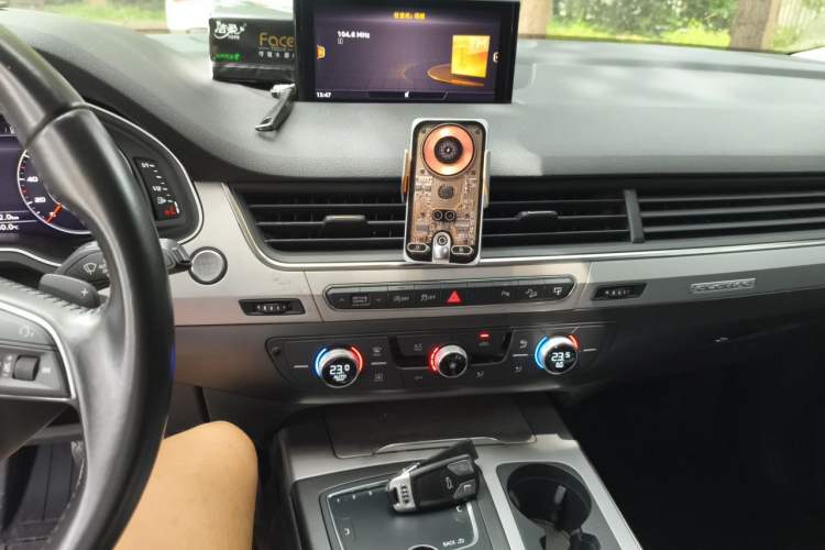 Used Audi Q7 2016 40 TFSI Comfort Model Audio And AC Panel