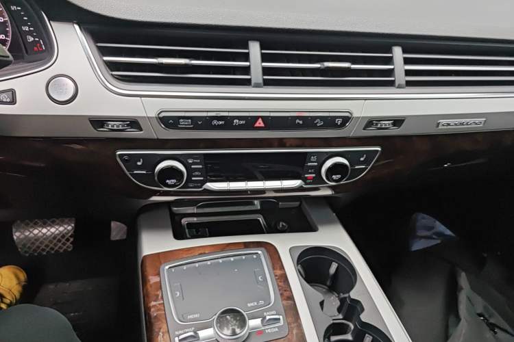 Used Audi Q7 2016 45 TFSI S line Sport Edition Audio And AC Panel