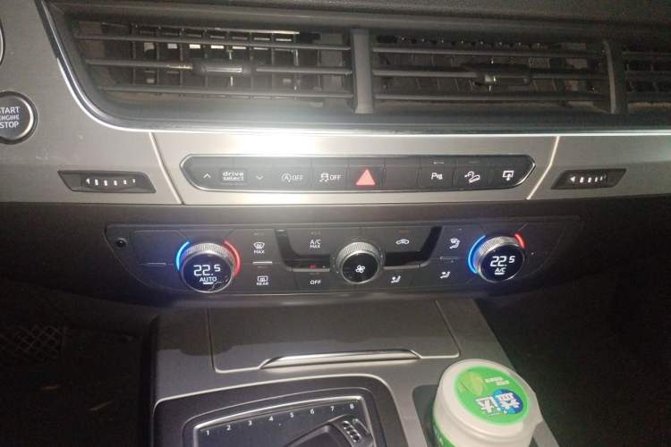 Used Audi Q7 2016 40 TFSI Comfort Model Audio And AC Panel
