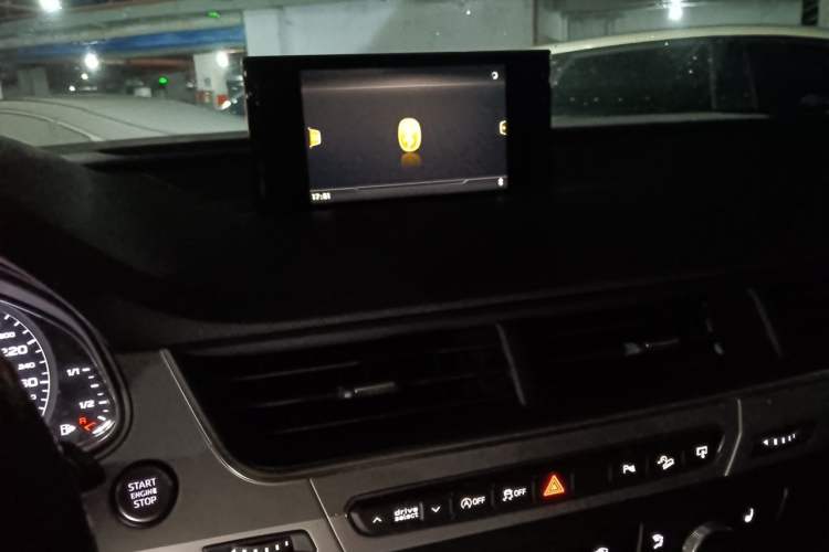 Used Audi Q7 2016 40 TFSI 7 seats Audio And AC Panel