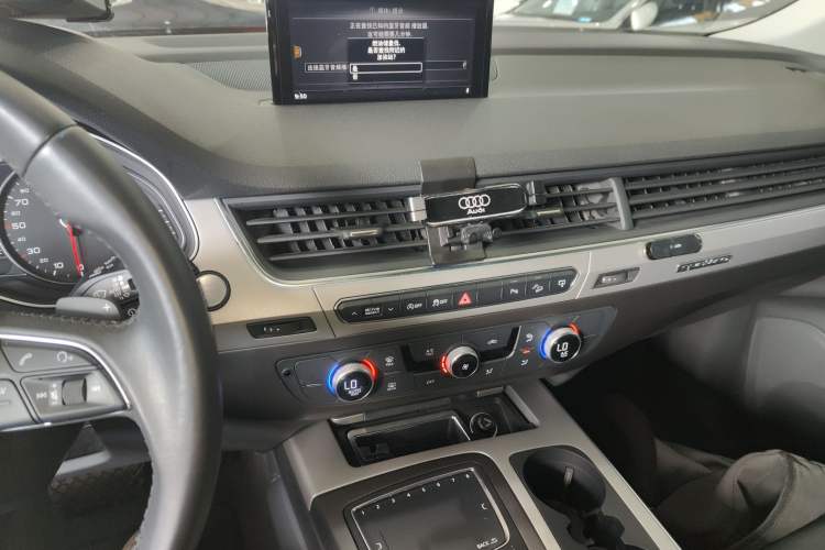Used Audi Q7 2016 40 TFSI Comfort Model Audio And AC Panel