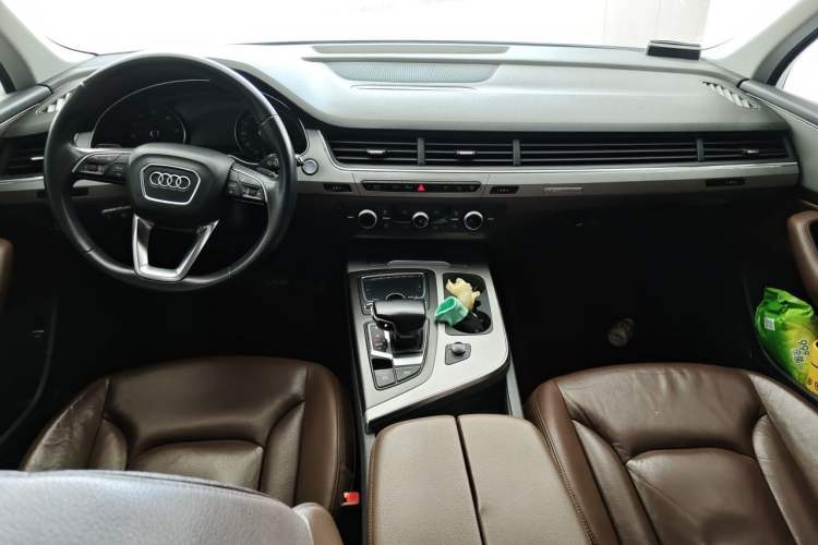 Used Audi Q7 2016 40 TFSI Comfort Model Center Console