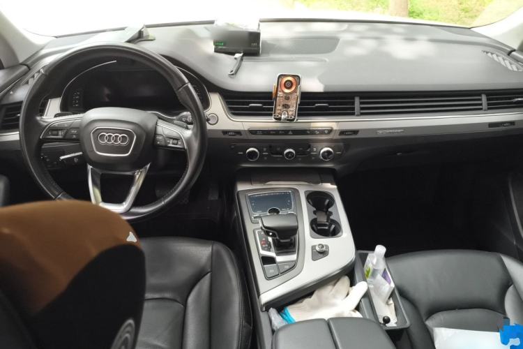 Used Audi Q7 2016 40 TFSI Comfort Model Center Console