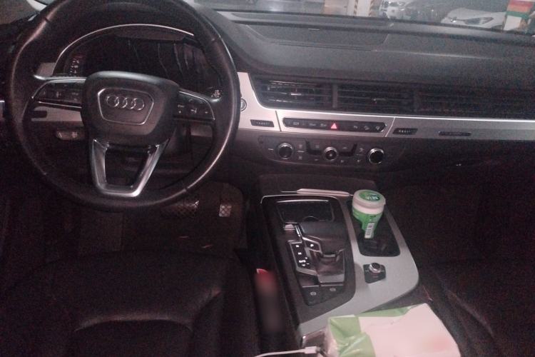 Used Audi Q7 2016 40 TFSI Comfort Model Center Console