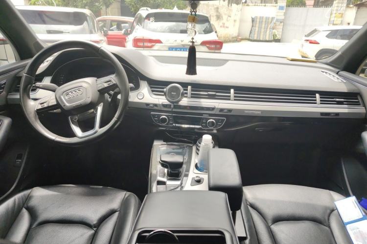 Used Audi Q7 2016 45 TFSI Technology Edition Center Console