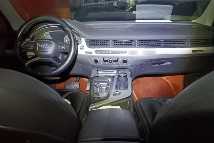 Used Audi Q7 2016 40 TFSI 7 seats Center Console