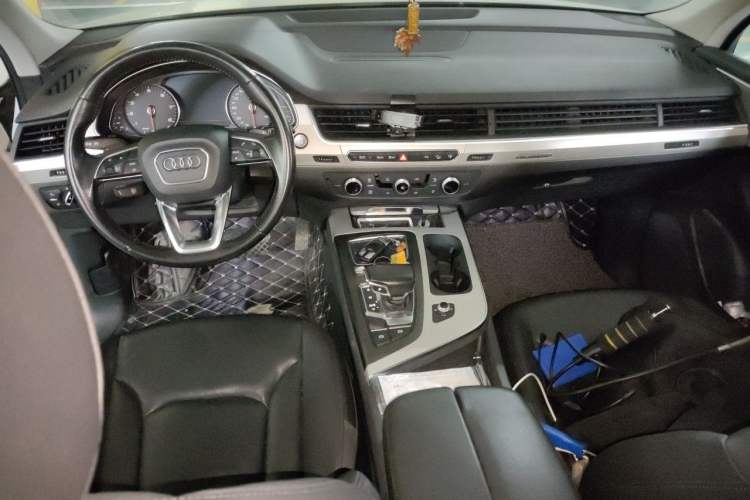 Used Audi Q7 2016 40 TFSI Comfort Model Center Console