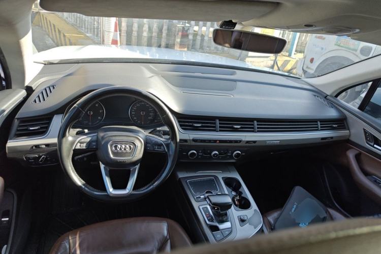 Used Audi Q7 2016 40 TFSI Comfort Model Center Console