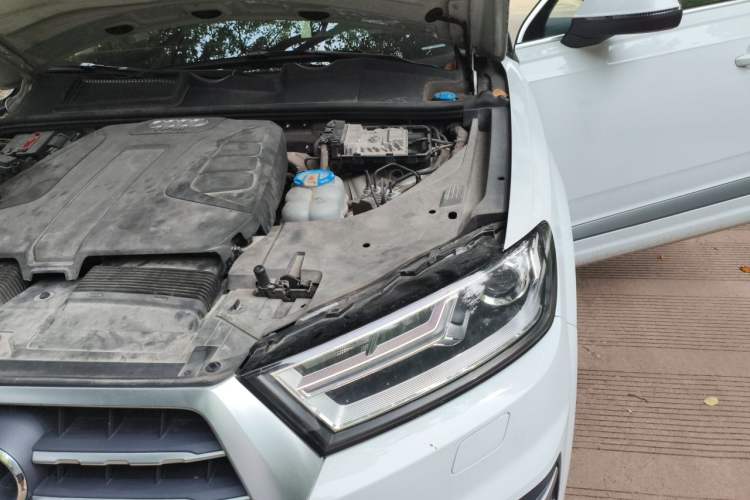 Used Audi Q7 2016 40 TFSI Comfort Model Engine Bay Left